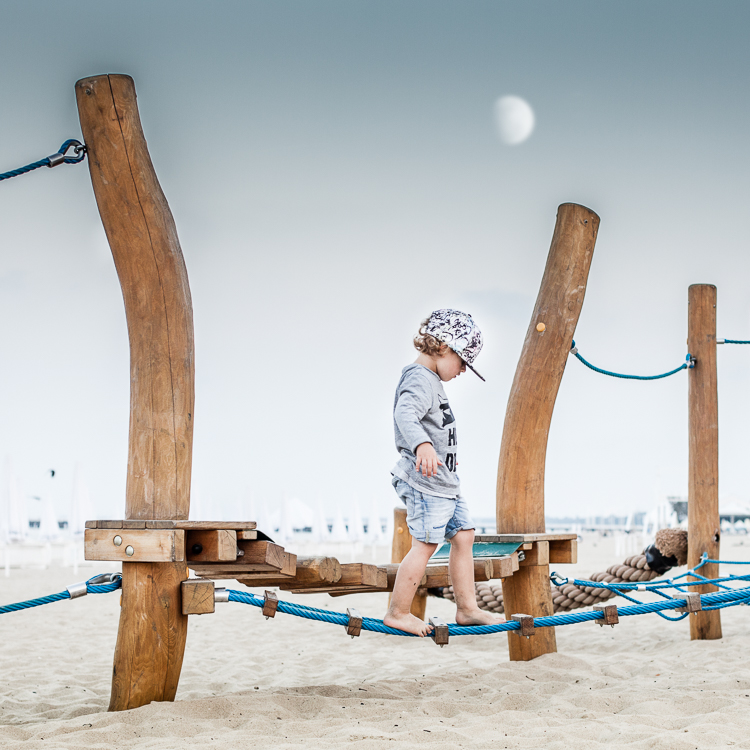 plac zabaw na sopockiej plaży niedaleko Zatoki Sztuki