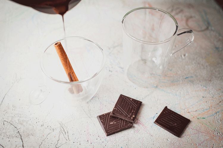 rozlewanie gorącej czekolady do przygotowanych szklanek kinfolk